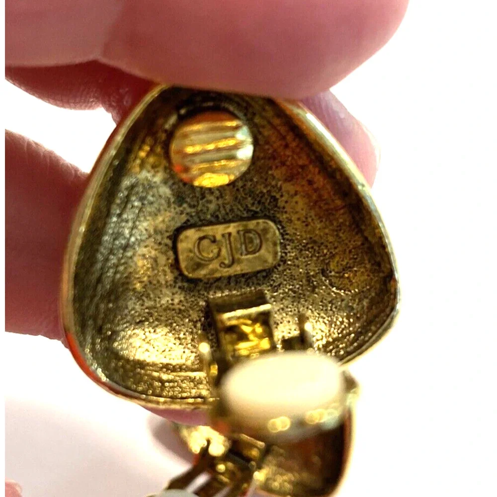GJD GINNIE JOHANSEN Textured Gold Tone Faux Turquoise Triangle 1” Clip Earrings